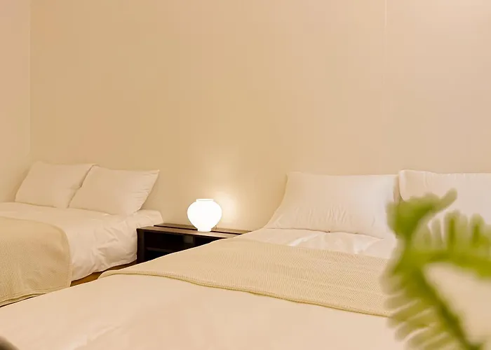 5 Min To Station, Direct Bus Access, 3br, 4beds, 2beths, Entire 1st Floor House With Private Yard, Free Luggage Storage