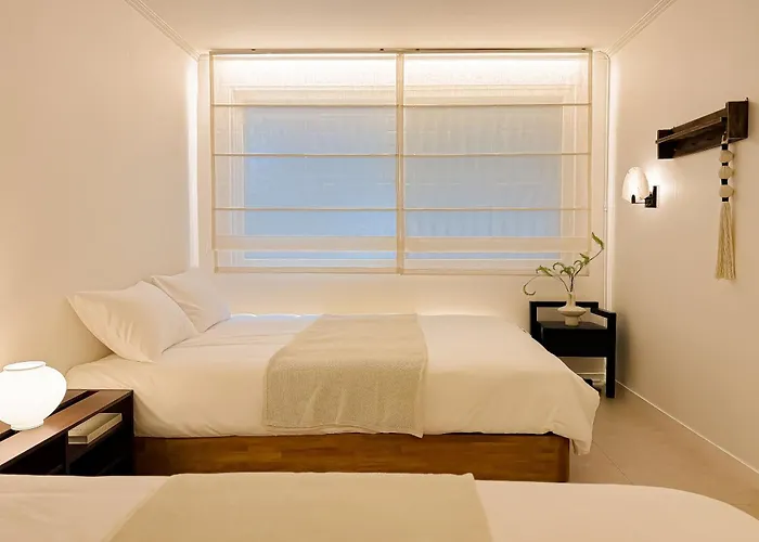 5 Min To Station, Direct Bus Access, 3br, 4beds, 2beths, Entire 1st Floor House With Private Yard, Free Luggage Storage 別荘 *