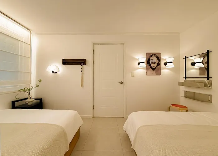 5 Min To Station, Direct Bus Access, 3br, 4beds, 2beths, Entire 1st Floor House With Private Yard, Free Luggage Storage *