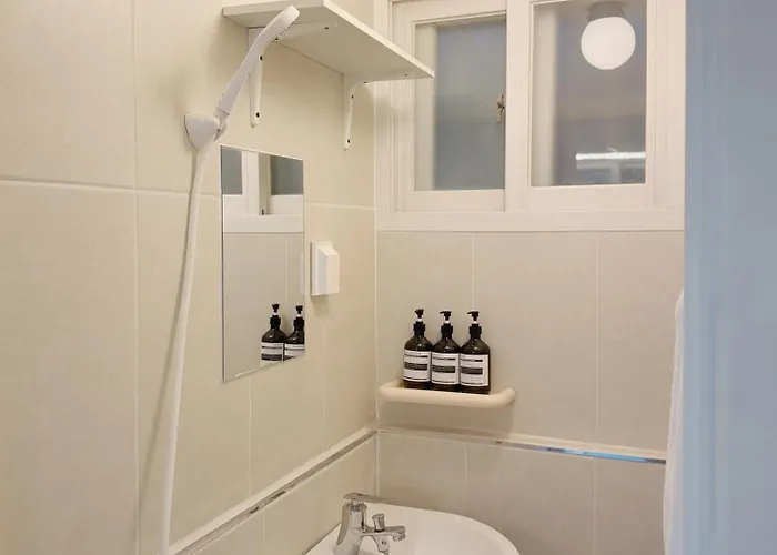 5 Min To Station, Direct Bus Access, 3br, 4beds, 2beths, Entire 1st Floor House With Private Yard, Free Luggage Storage *