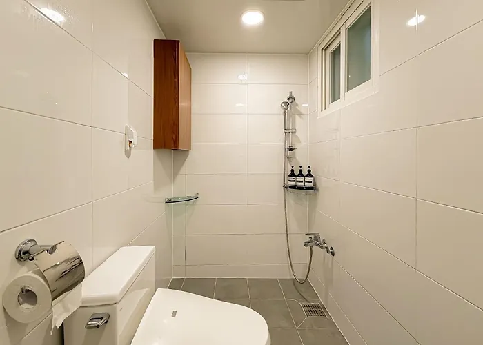 5 Min To Station, Direct Bus Access, 3br, 4beds, 2beths, Entire 1st Floor House With Private Yard, Free Luggage Storage *