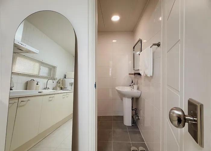 5 Min To Station, Direct Bus Access, 3br, 4beds, 2beths, Entire 1st Floor House With Private Yard, Free Luggage Storage * ソウル特別市