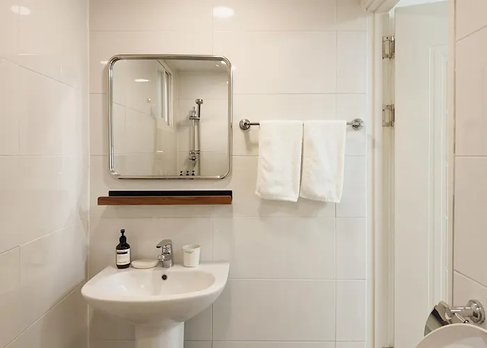 5 Min To Station, Direct Bus Access, 3br, 4beds, 2beths, Entire 1st Floor House With Private Yard, Free Luggage Storage 別荘
