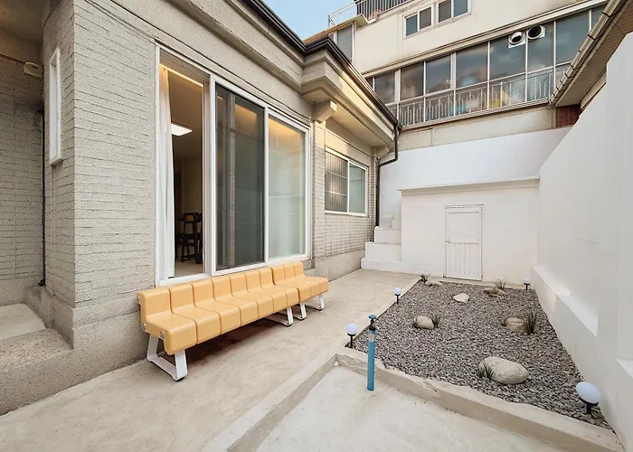5 Min To Station, Direct Bus Access, 3br, 4beds, 2beths, Entire 1st Floor House With Private Yard, Free Luggage Storage